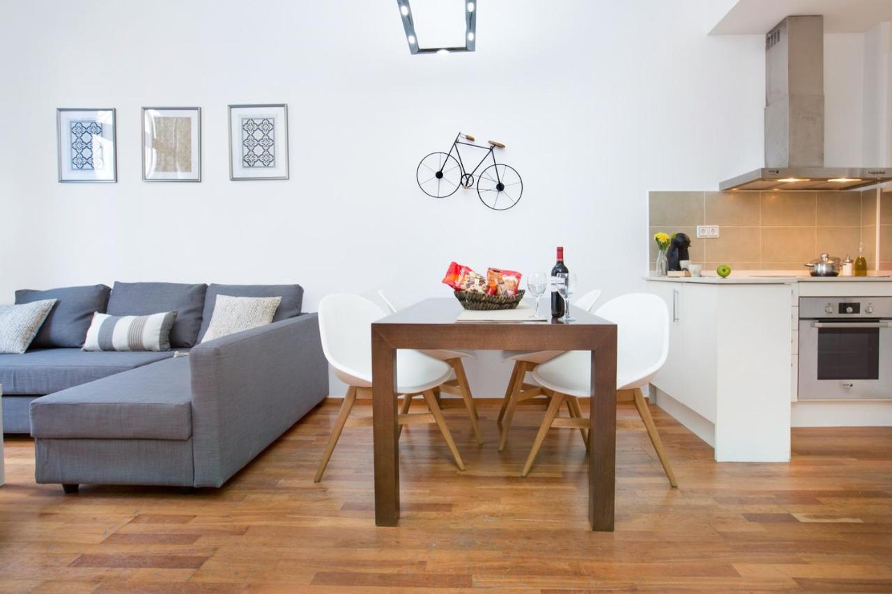 Stay U-Nique Apartments Balmes Barcelona Bagian luar foto